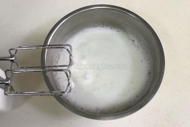 打蛋器转中高速，蛋白打至细腻时，加入1/3细砂糖，继续搅打。