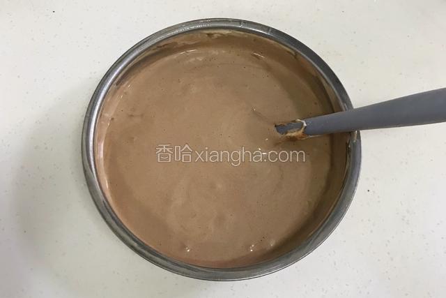 第一次翻拌均匀后再加入下一次的量。