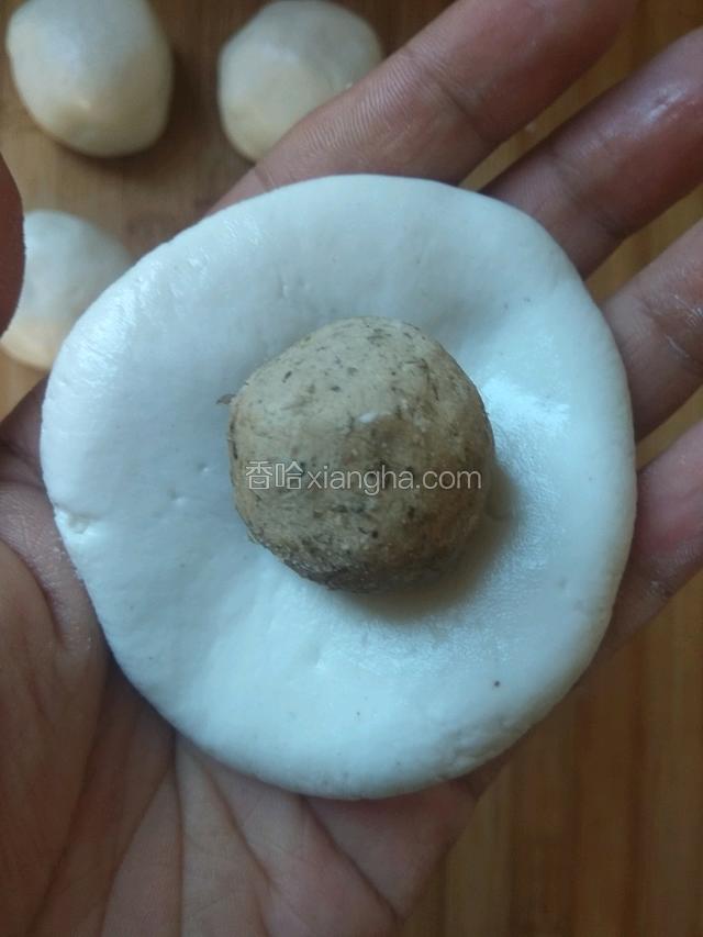 包入20克一个的绿豆馅！（也可以是豆沙馅）