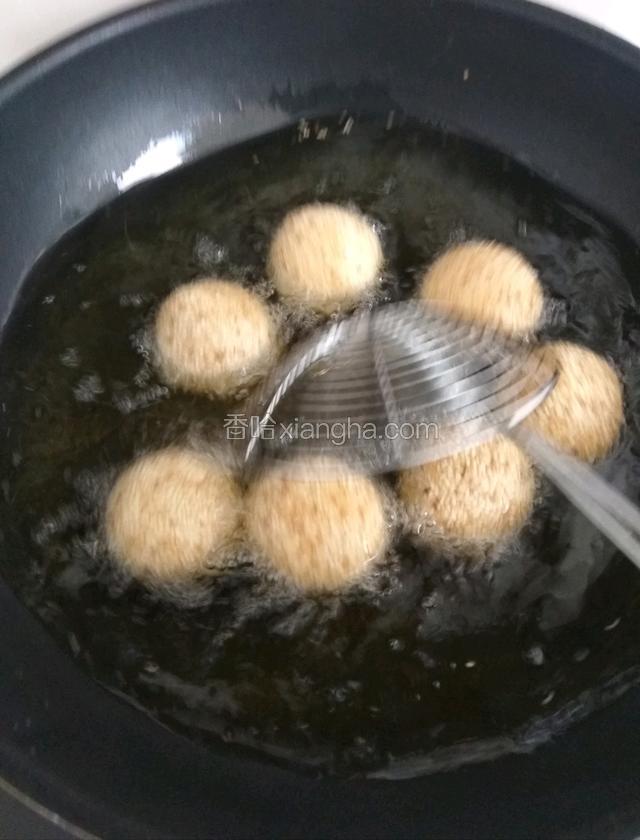 用漏勺轻轻拨动麻团，防止粘锅！