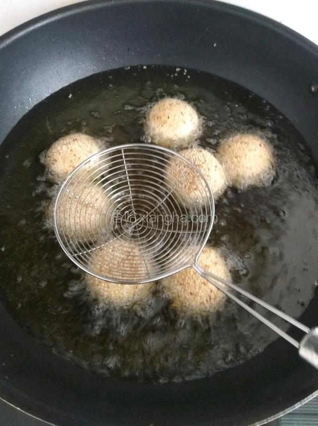 待麻团快浮起时，用勺子轻轻按压及拨动麻团使其空心！