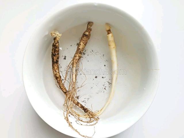 用软布洗净鲜人参泥土，清洗、炖煮时忌铁器