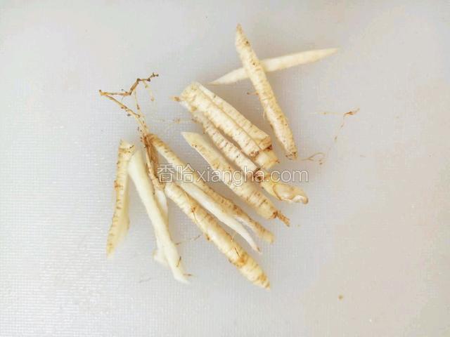 洗净人参表面的泥土、刨成丝、放一边待用