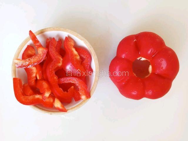 洗净彩椒，切丝