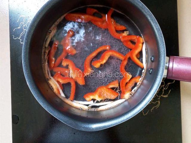 锅内放入足量的水烧开，放入人参、彩椒煮约半分钟