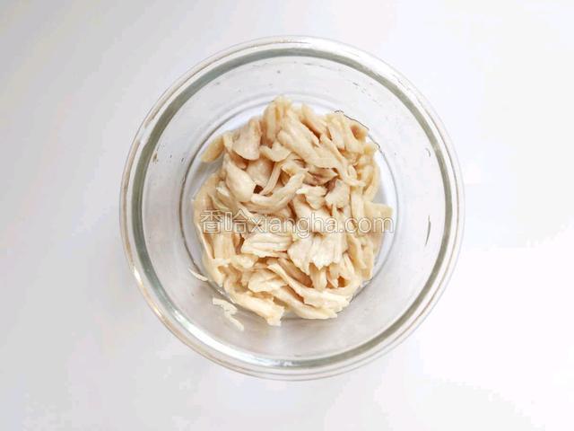 将鸡块倒进锅内焯熟，冷却后撕成鸡丝