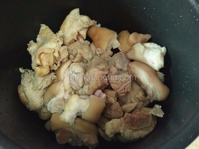 豬腳洗淨濯水，再用冷水沖洗乾淨