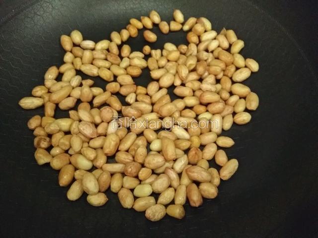 小火干鍋下鍋，水干了再放油翻炒