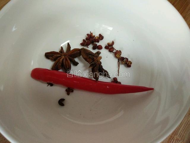 八角，花椒，辣椒洗淨備用