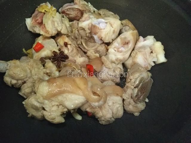 八角花椒冰糖跟豬腳一起入鍋，翻炒（要麻一點，花椒也可以先爆炒一下）