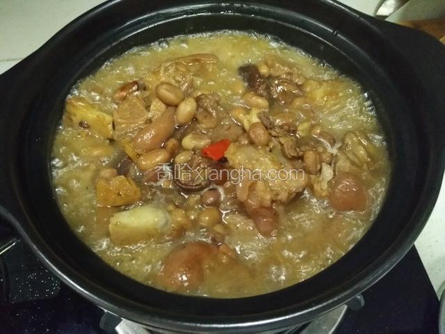 變色後，放入燉鍋，加一半左右的香菇水（泡香菇的水），大火燒開後轉小火，一個小時左右收汁即可