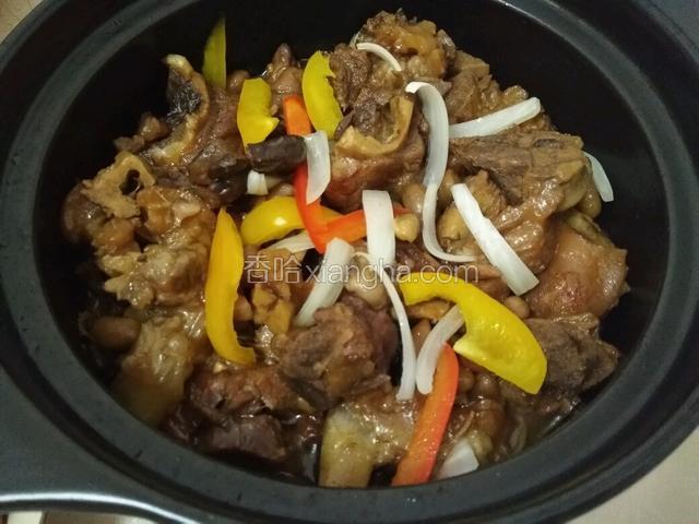 將紅黃椒和洋蔥撒入，蓋上燜2分鐘，就可以上鍋啦！