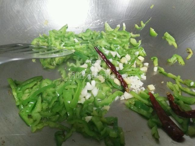 加入蒜末和姜末翻炒片刻。