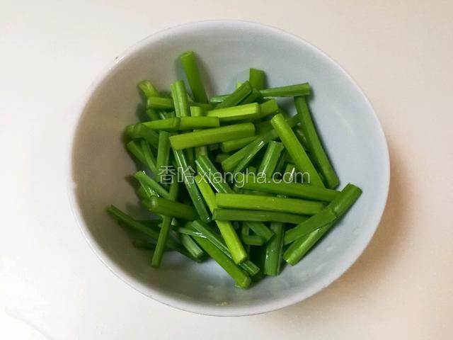 韭苔洗净切掉韭菜花，切成寸段