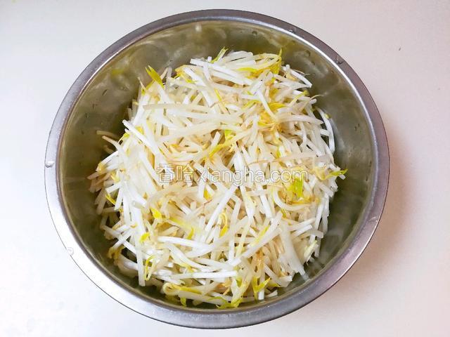 绿豆芽冲洗一下，清水浸泡五分钟沥掉水