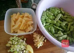 Illustration of how to make braised noodles with spareribs and beans 1