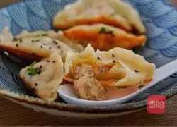 Illustration of how to make Shanghai pot stickers 8