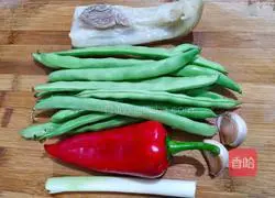 Illustration of how to cook green beans with oil residue 1