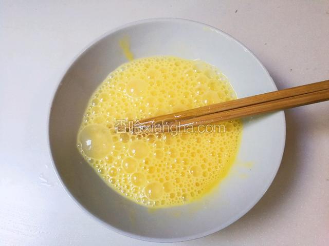 鸡蛋放入少许盐打散均匀