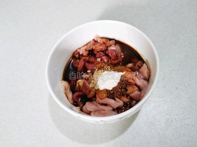 肉丝放入1勺淀粉，少许酱油，少许料酒。