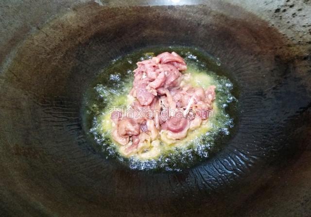 油熟倒入肉丝