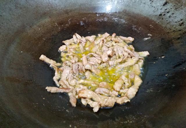 肉丝炒至断生