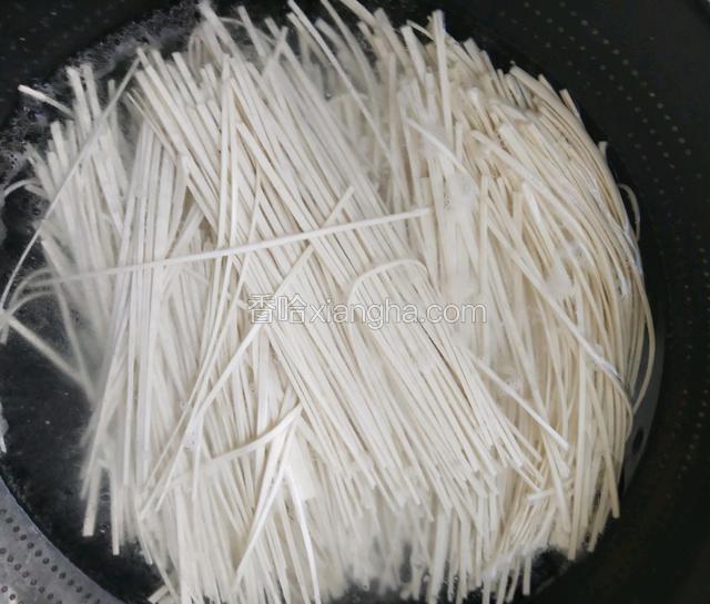 水烧开，下入面条煮。