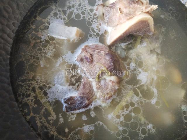 然后打开骨汤锅，捞出骨头。