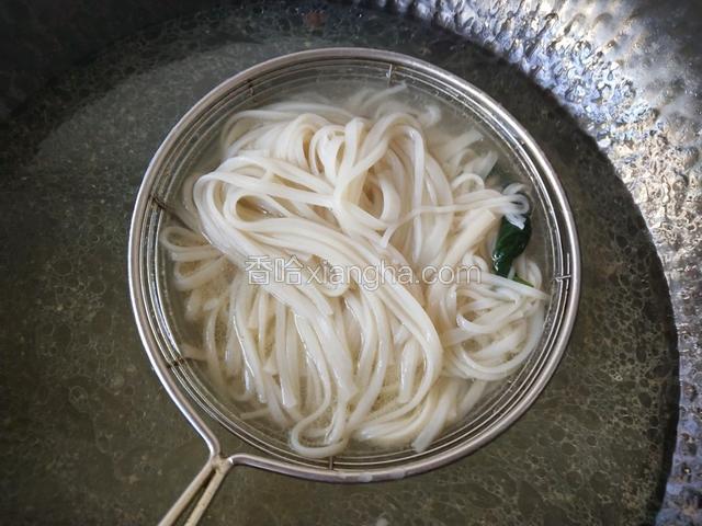 把过了凉水的面，在滚烫的牛肉汤里过一下，让牛肉汤汁的味入到面里。