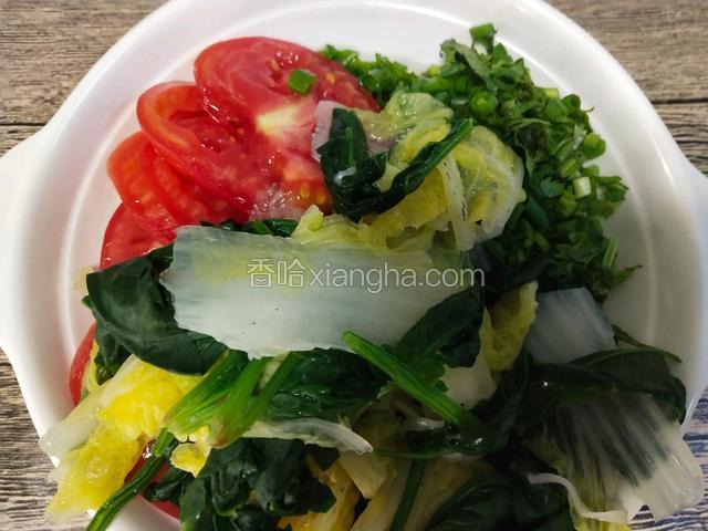 这是提前煮好的菠菜，娃娃菜，还有切片的西红柿。