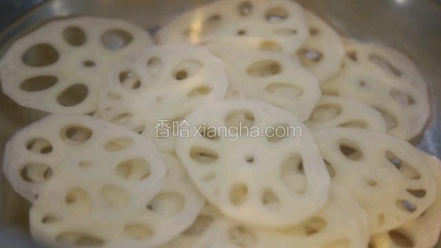 汆水后的莲藕片泡冰水，（不泡也可以，泡过冰水的莲藕片会很爽脆）泡一会，捞出来沥干待用。