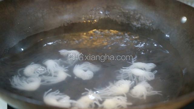 魔芋结汆水，捞起沥干待用。