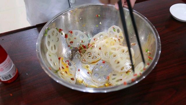 青红椒切粒，红椒留一点切成丝，蒜头剁蓉，大盘内倒入莲藕片，加入青红椒粒，蒜蓉，盐，搅拌均匀，最后倒入劲霸辣椒油，再次搅拌均匀后待用。