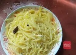 Illustration of how to stir-fry shredded potatoes 7