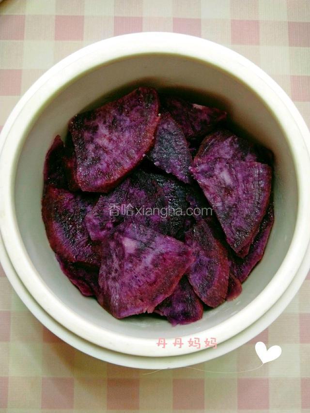 紫薯上锅蒸熟。