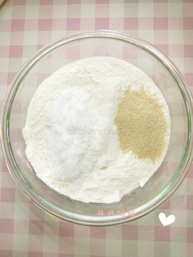 面粉  糖  酵母粉搅拌均匀。