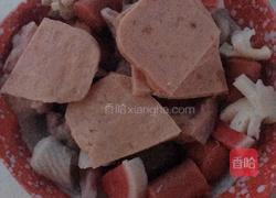 丸子炒泡面的做法图解1