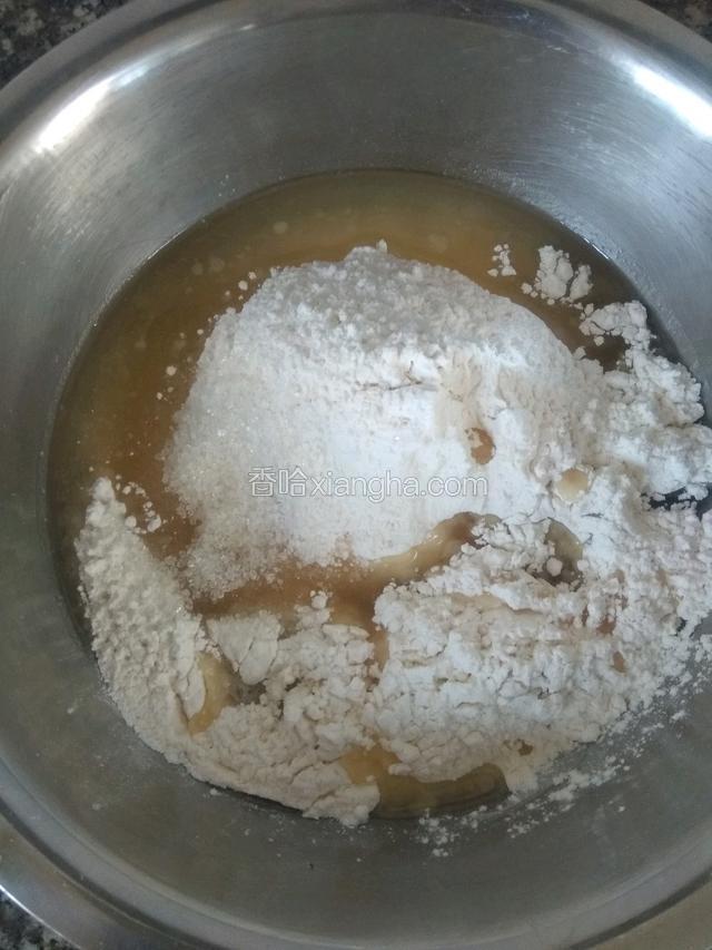 接着做油酥，将油酥材料倒入盆中混合！