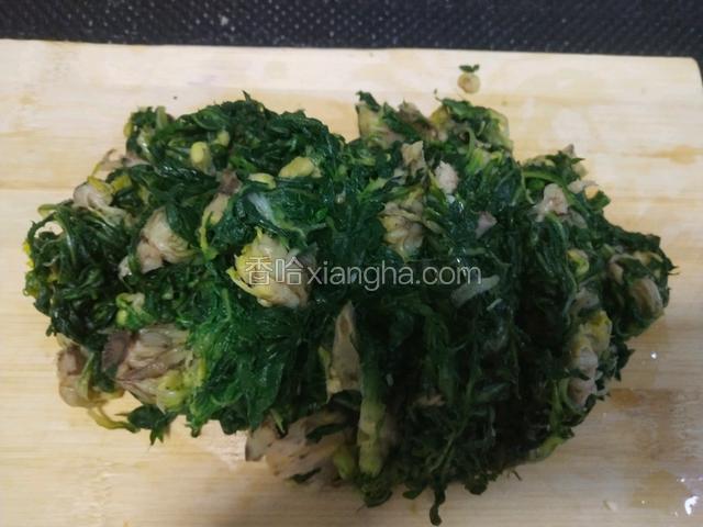 烫好的野菜切碎备用。