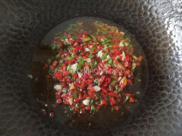 翻炒均匀。(我沒有放油泼辣子，因为那人不能食)