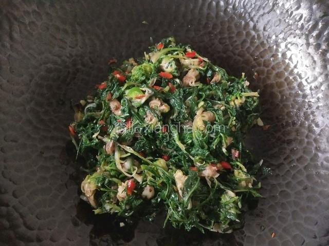 加入山野菜，翻炒均匀。
