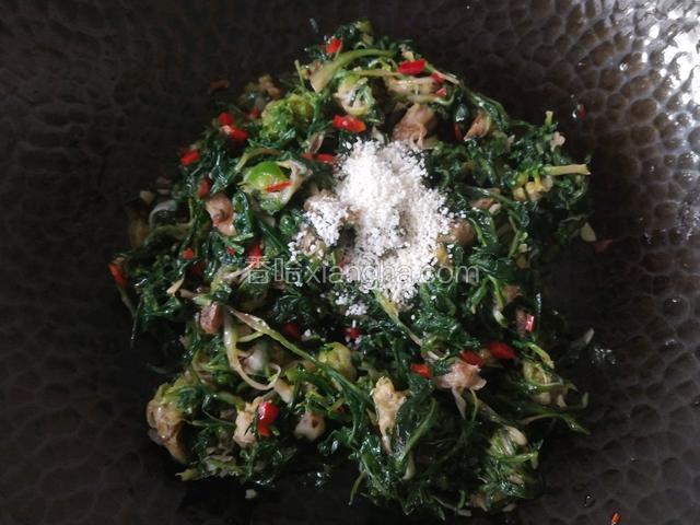 加入适量鸡精。