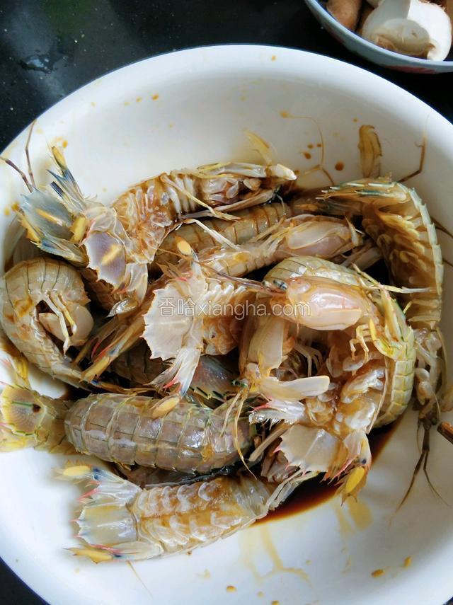 皮皮虾用刷子刷干净，为了方便剥，在背上开了一刀，倒入生抽，腌制二十分钟左右。