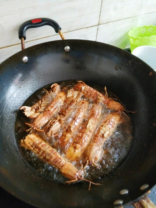 调小火，再入油锅，复炸一遍，虾才会酥脆，这一步很重要。