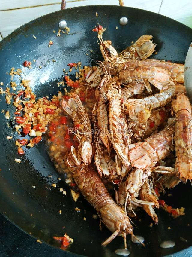 锅中留少许炸过虾的油，将香蒜，姜，辣椒倒入，放少许盐，炒出香味后倒入皮皮虾翻炒均匀，此处不需要很大的火候。