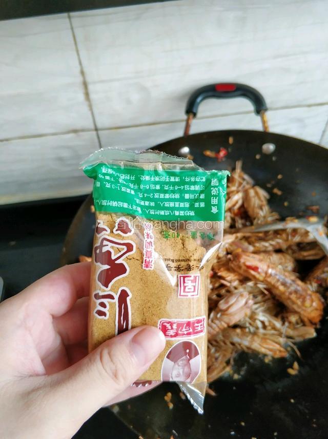 翻炒均匀后，关火，撒入一点十三香。