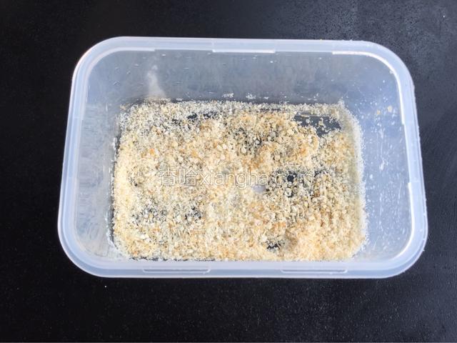 盒子里撒一层椰蓉