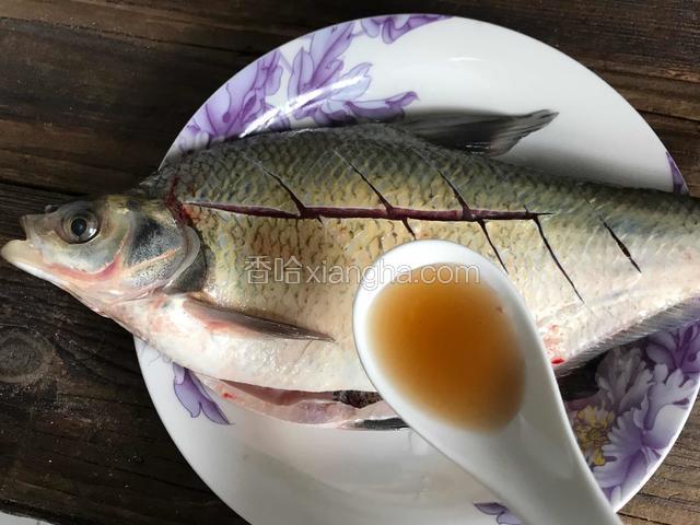 把武昌鱼里外清洗干净，沥干水分，淋上料酒