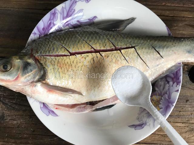 撒上盐，里外抹匀，腌制1小时以上