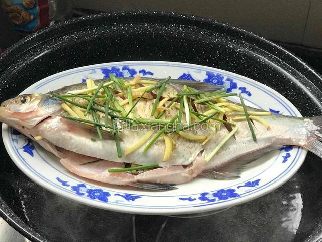 再在鱼身上撒一层，放入开水锅中，蒸8分钟